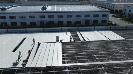 What does a rigid and flexible sandwich panel roofing system look like?(图2)