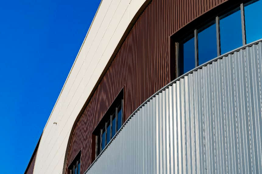 Purlin-Based vs. Purlin-Less Wall Systems in Industrial Buildings: A Technical Selection Guide(图1) Purlin-Based vs. Purlin-Less Wall Systems in Industrial Buildings: A Technical Selection Guide(图1)